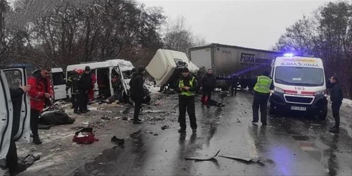 Zrážka mikrobusu s kamiónom si vyžiadala najmenej 11 mŕtvych
