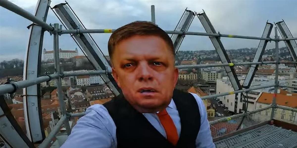 VIDEO: Muž v maske Roberta Fica vyliezol na Michalskú vežu