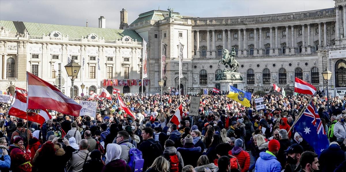 Desaťtisíce ľudí protestovali vo Viedni proti povinnému očkovaniu