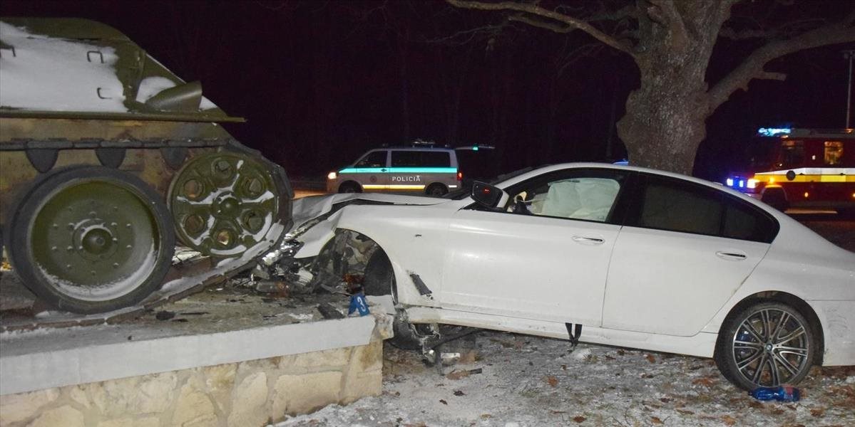 Mladá vodička nasadla do BMW a rovno sa zrazila so sovietskym tankom!