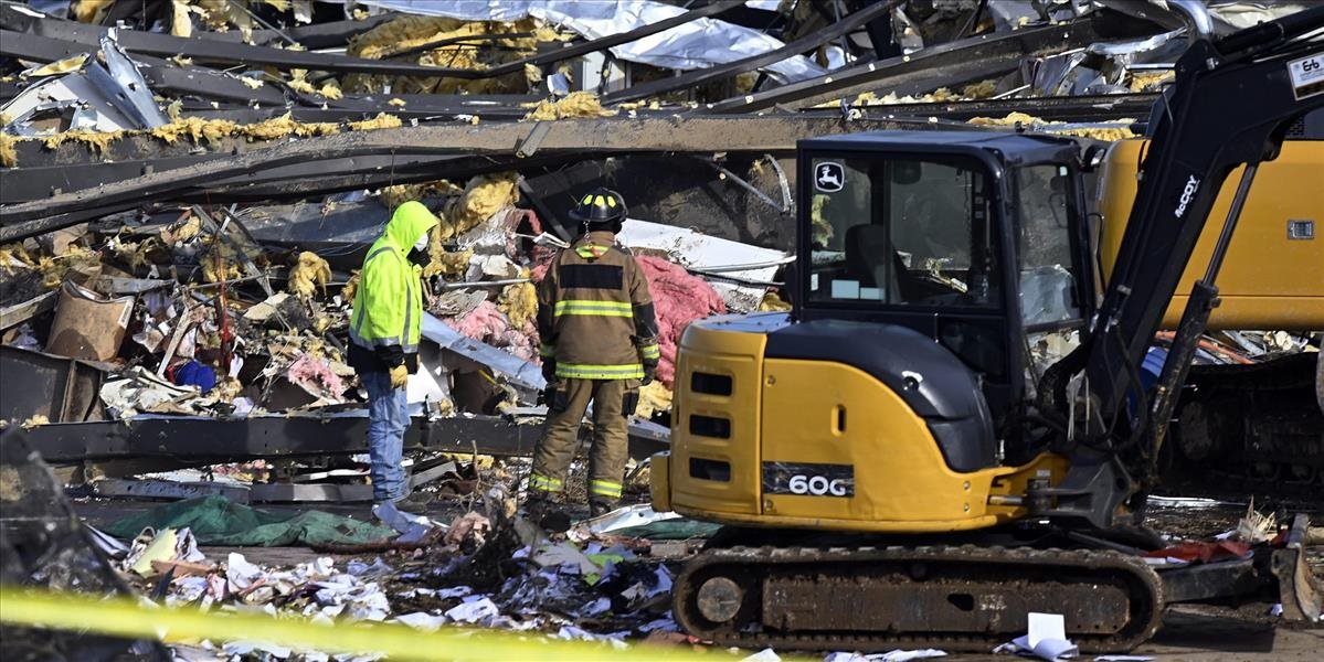 Pracovníci továrne spustošenej tornádom v USA žalujú spoločnosť