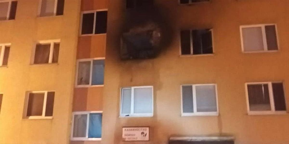 V Bratislave horel obytný dom. Plamene poškodili niekoľko bytov!