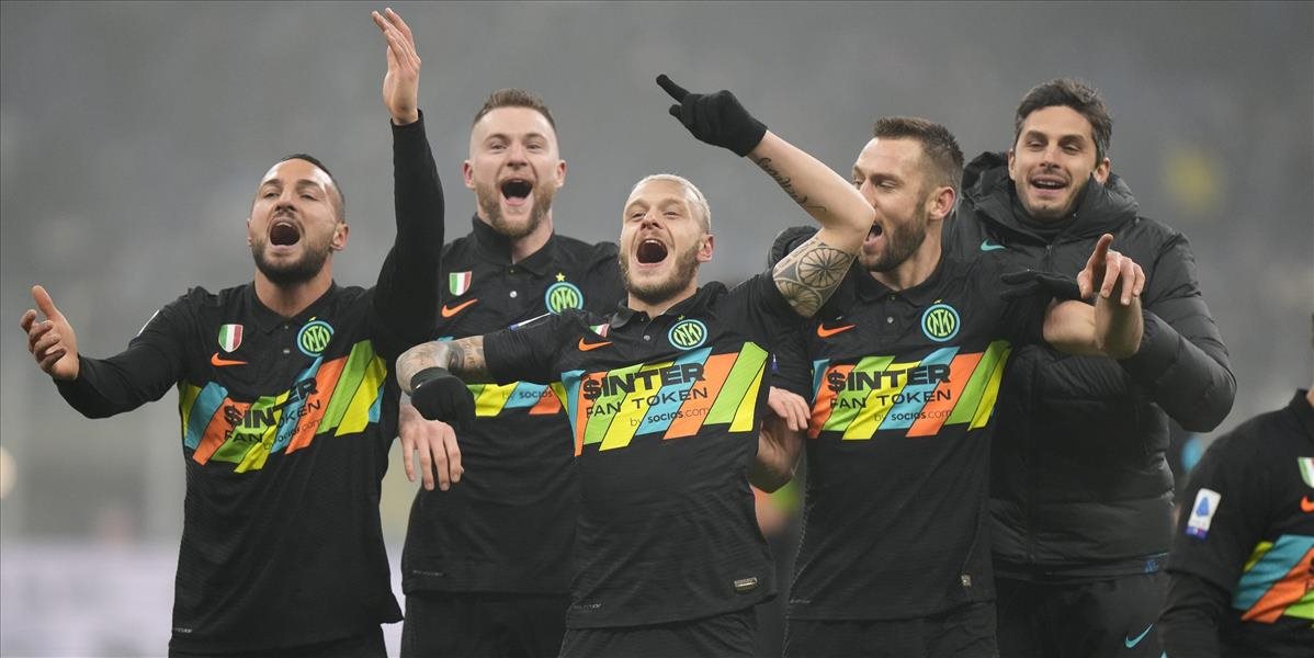 Serie A: Milánske kluby na čele tabuľky, Spezia zaskočila Neapol
