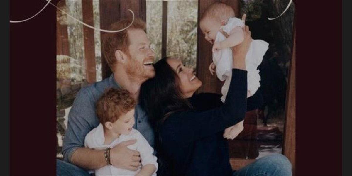 Princ Harry a Meghan zverejnili prvú fotografiu svojej dcéry Lilibet