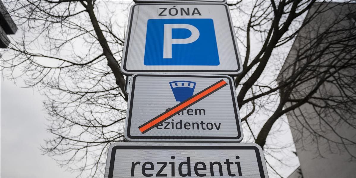 V prvých lokalitách Bratislavy začala platiť parkovacia politika