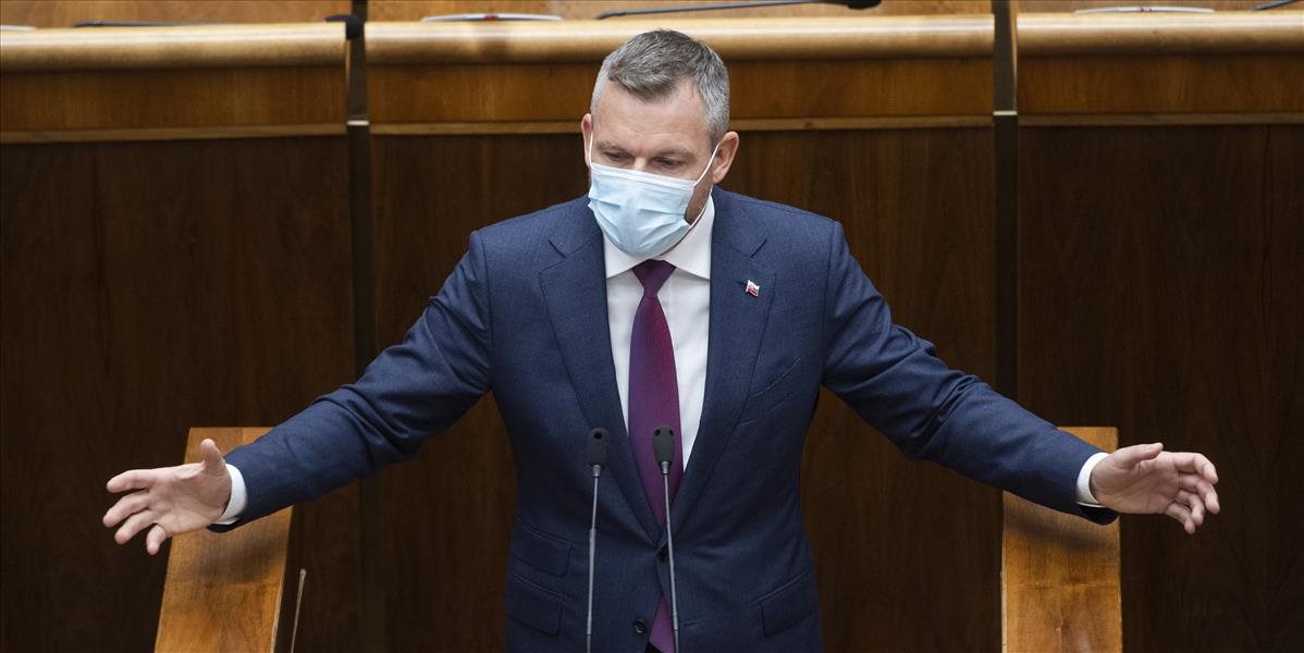 Pellegrini kritizuje povinné očkovanie vojakov. Ministerstvo sa bráni