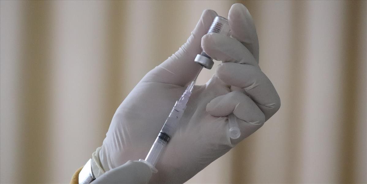 Pfizer vakcína proti omikronu by mala byť hotová v marci