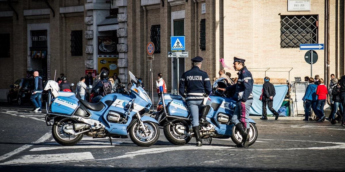 Policajti majú problém s respirátormi. Prekáža im výstredná farba