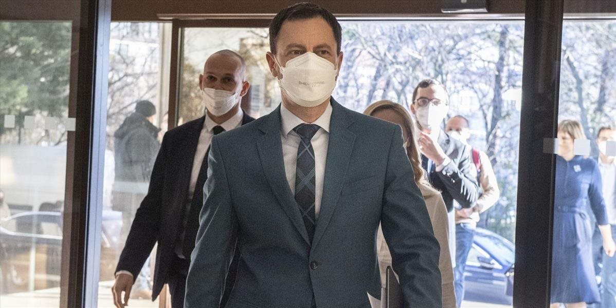 O trojtýždňových prázdninách pre variant omikron sa zatiaľ neuvažuje, uviedol premiér