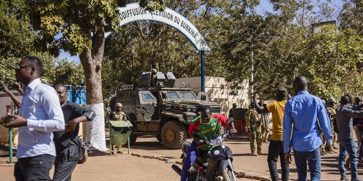 VIDEO: Vojaci zadržali prezidenta a prevzali moc v Burkine Faso