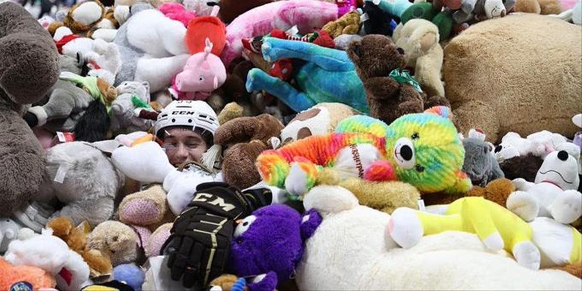 VIDEO: Nad hokejovým štadiónom lietali plyšáky. Vytvorili neuveriteľný rekord!