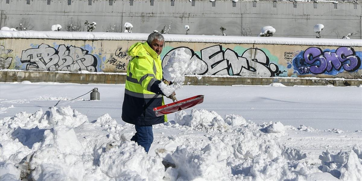 Grécko zasiahlo silné sneženie! Tisícky ľudí strávili noc v autách na diaľniciach