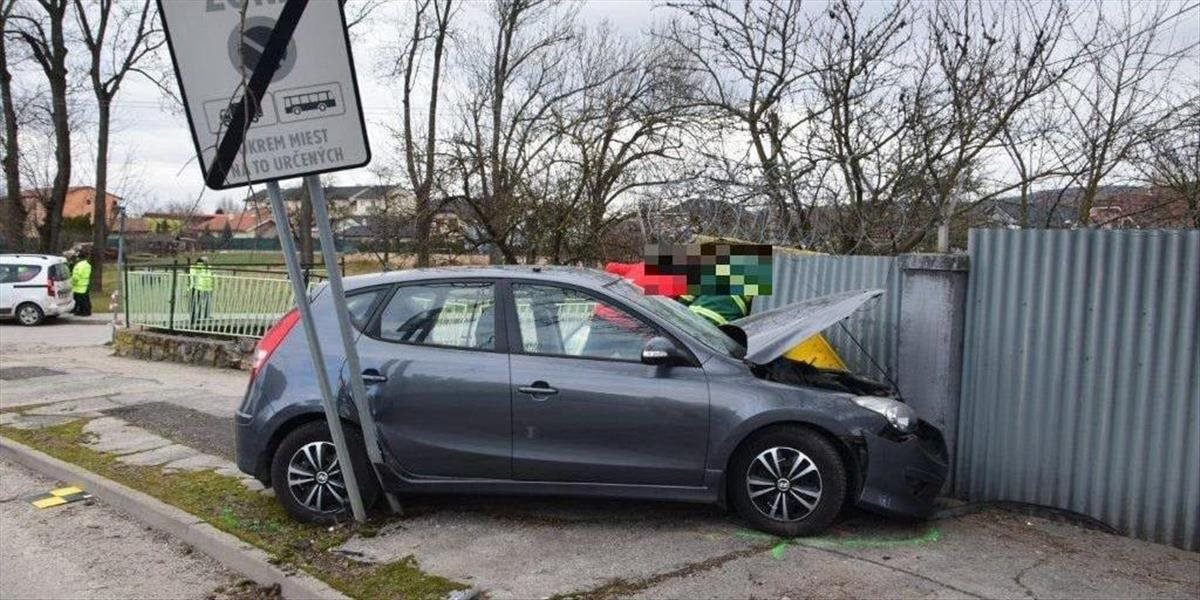 Po náraze do plynovej skrine utrpel vodič v Nemšovej ťažké zranenia