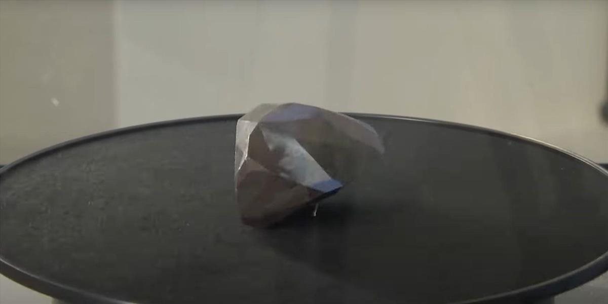 Záhadný čierny diamant ide do aukcie