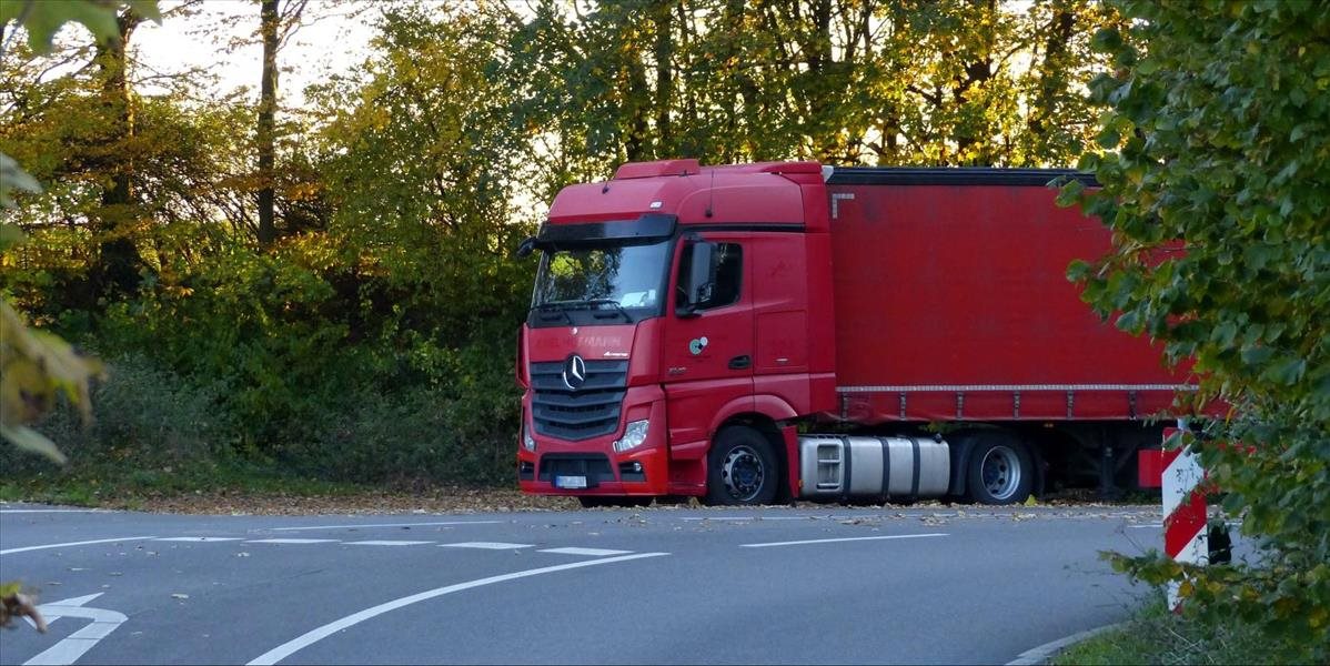 Kamióny protestujúce proti obmedzeniam upchali ulice v metropole