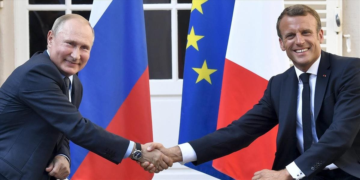 Emmanuel Macron a Vladimir Putin hľadali riešenie krízy