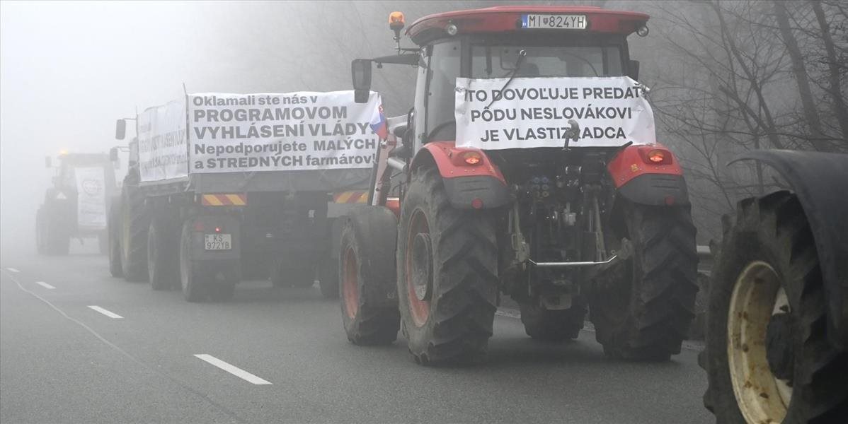 Protestujúci farmári traktormi úplne zablokovali priechod Dargov