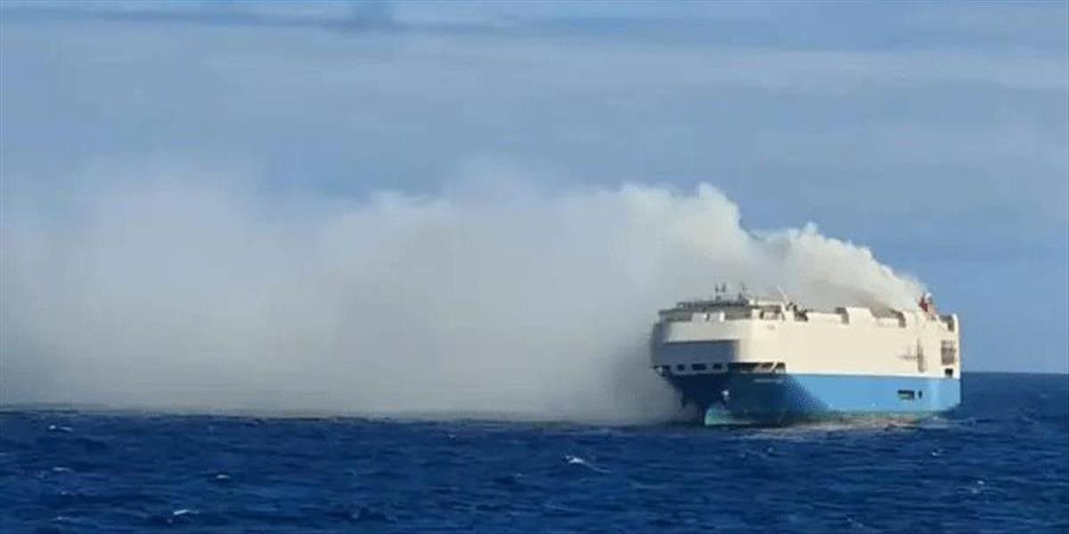 VIDEO: V Atlantiku horí loď prevážajúca tisíce áut