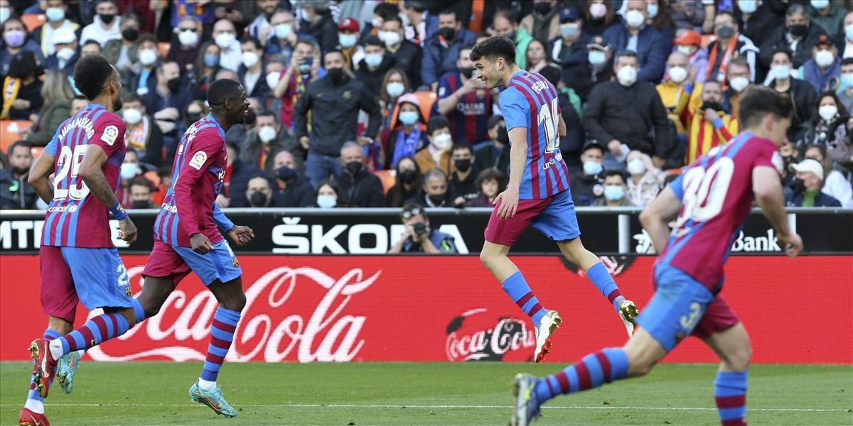 La Liga: Aubameyang 3 gólmi zostrelil Valenciu, Sevilla zakopla na pôde Espanyolu