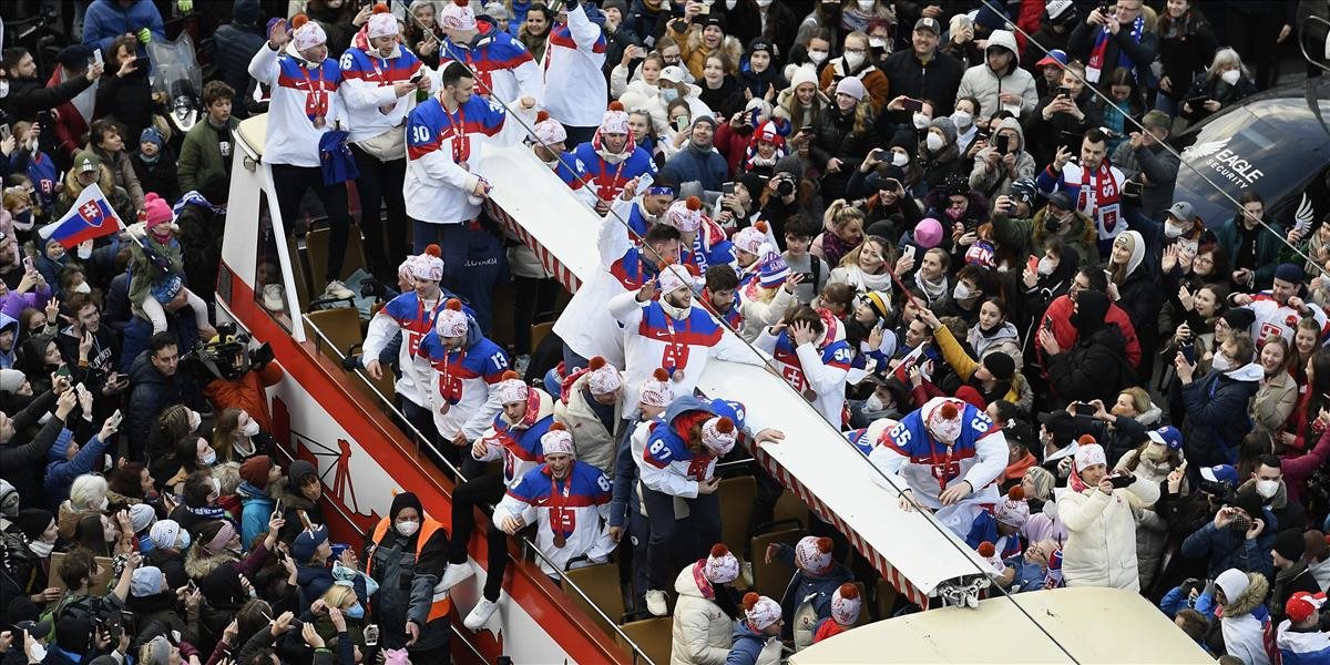 VIDEO: Naši hokejisti oslávili v Bratislave bronzovú medailu. Prišli tisíce fanúšikov!