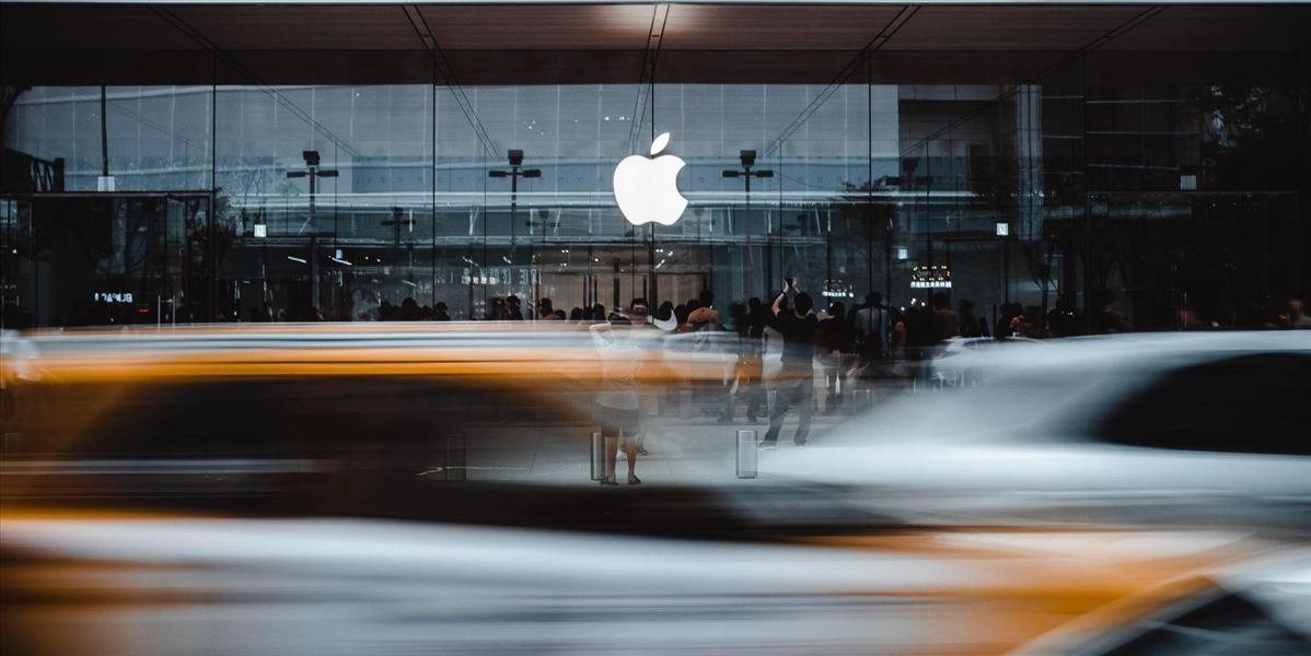 V Apple predajni zadržali ozbrojeného muža