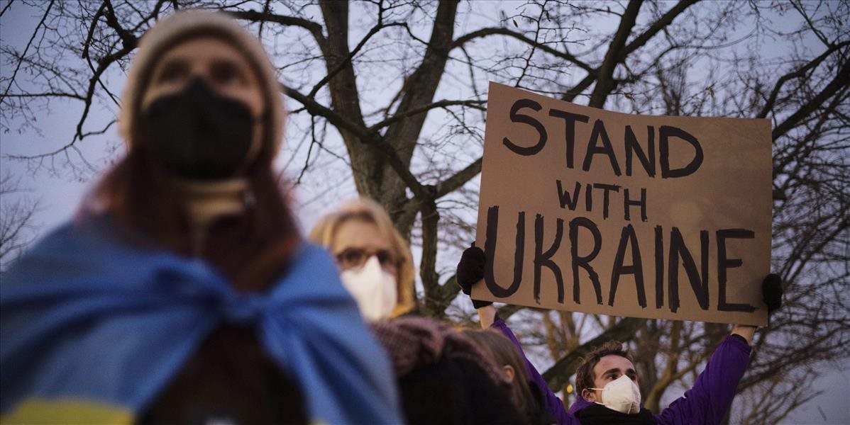 Niekoľko stoviek obyvateľov v Bratislave vyjadrilo nesúhlas s okupáciou Ukrajiny