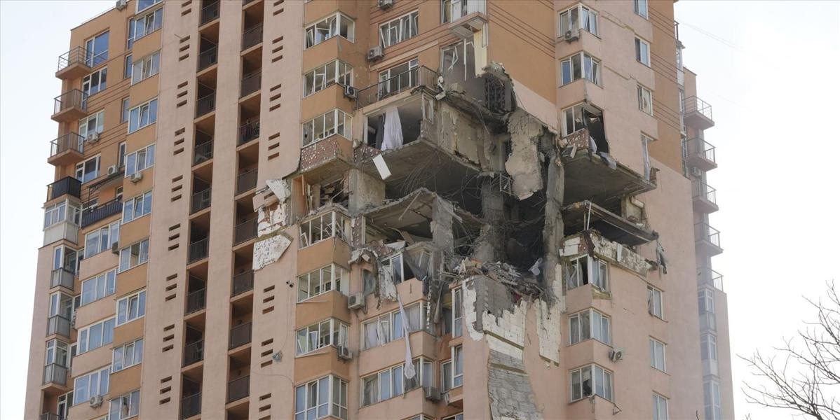 Raketa zasiahla výškovú obytnú budovu v Kyjeve, hlásia 6 zranených