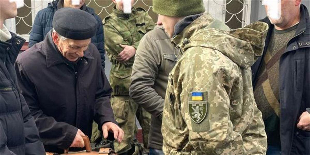 DOJÍMAVÝ PRÍBEH: 80-ročného ukrajinského dôchodcu odfotili, ako sa pokúša dostať do armády, aby bojoval za vlasť