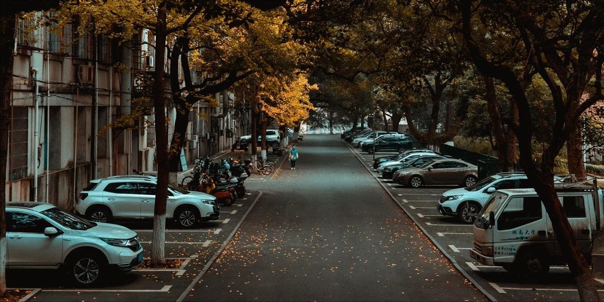 Vodičom parkujúcim na chodníkoch môže polícia udeliť pokutu