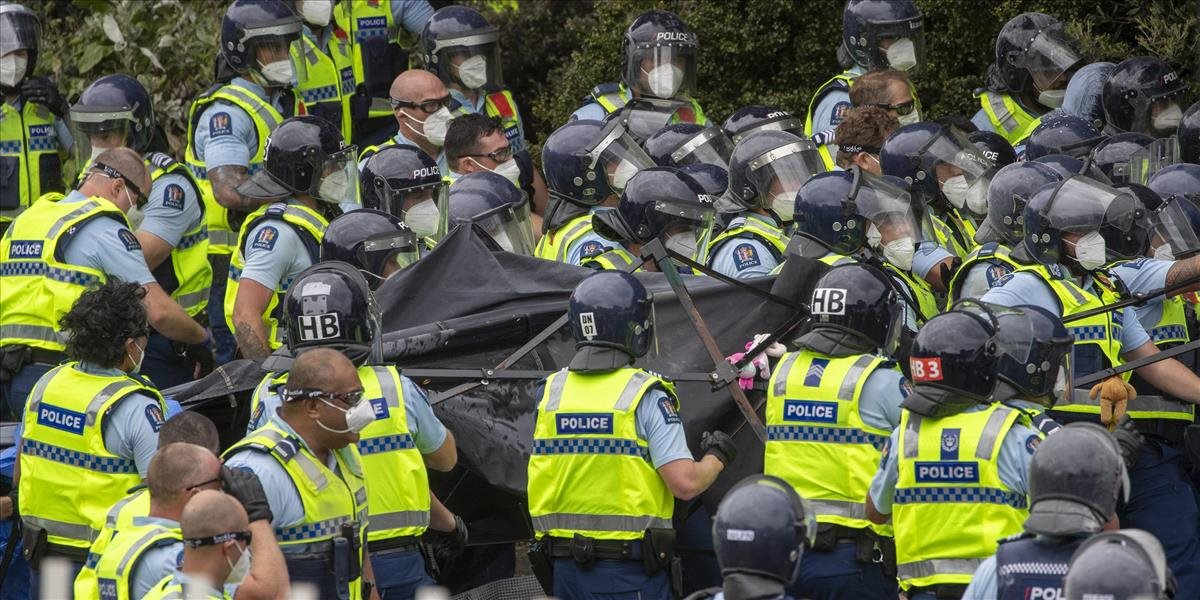 VIDEO: Novozélandská polícia tvrdo zasiahla proti demonštrantom. Pred parlamentom zapálili tábor