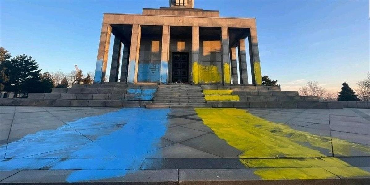 AKTUALIZÁCIA: Neznámy páchateľ poškodil pamätník Slavín. Natrel ho žltou a modrou farbou