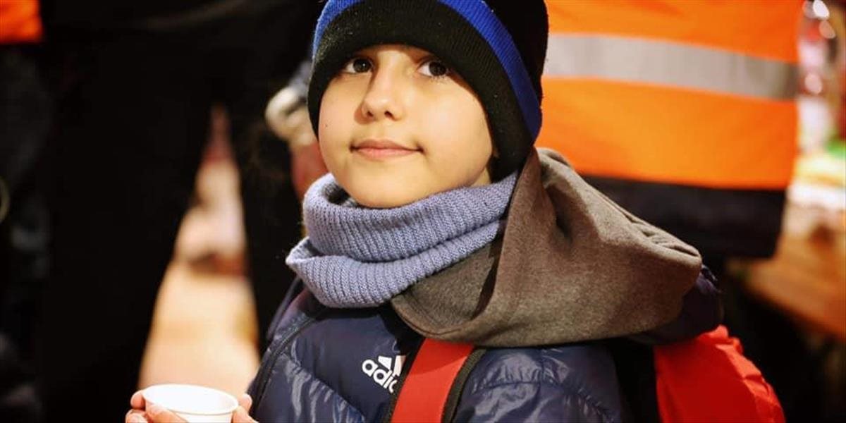 VIDEO: 11-ročný chlapec prešiel 1 000 kilometrov, aby sa dostal do bezpečia na Slovensko. Jeho mamička v slzách ďakuje Slovensku
