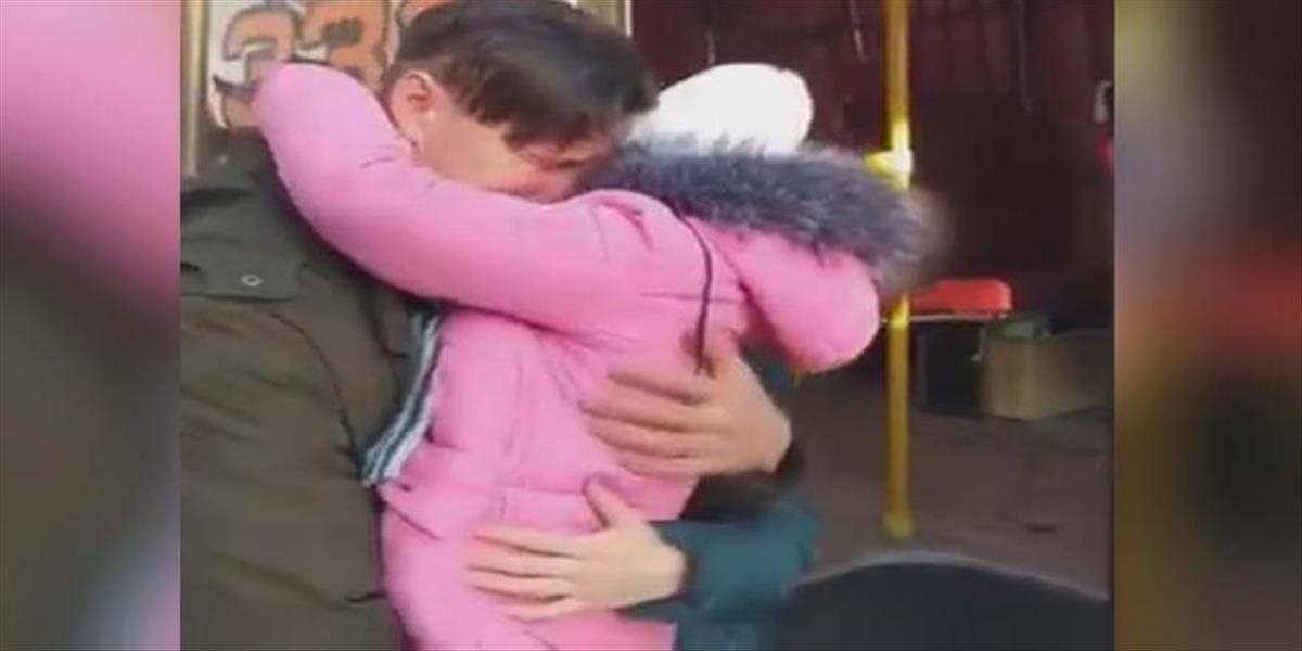 DOJÍMAVÝ PRÍBEH Z UKRAJINY: Otec so slzami v očiach poslal rodinu do bezpečia, sám v meste zostal