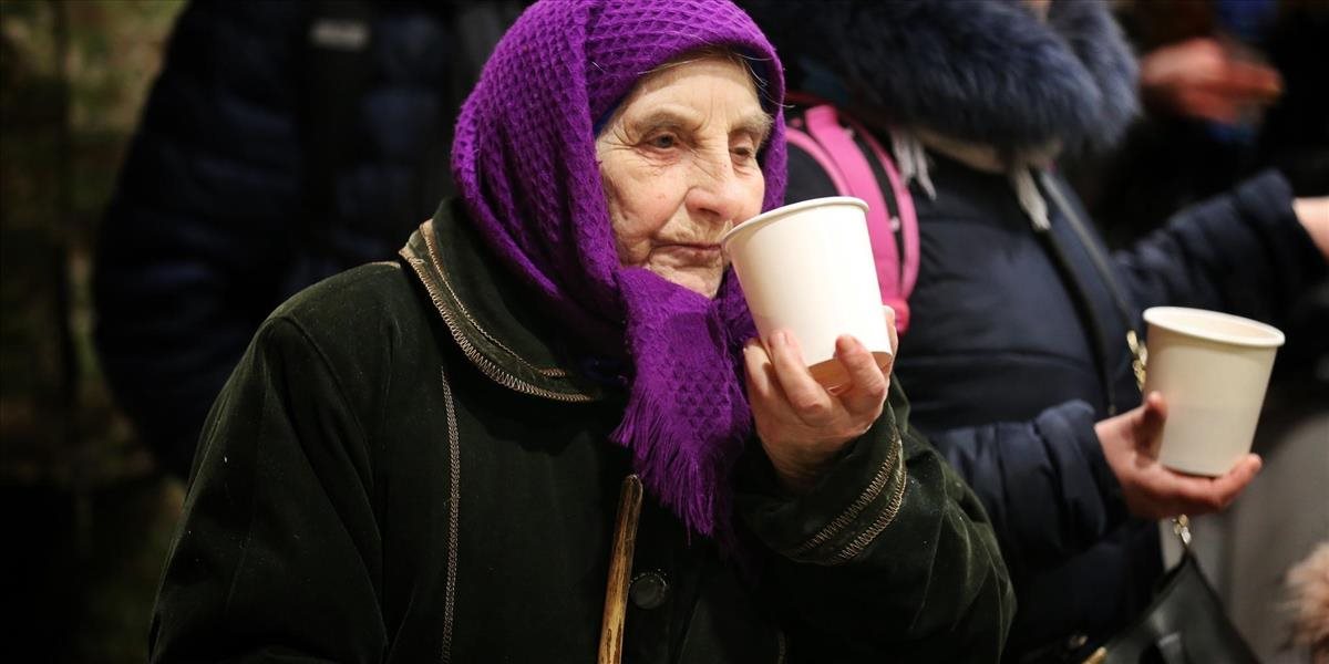 Na slovensko-ukrajinských hraniciach ľudí prekvapila „bábuška z Černobyľu”. Prišla s drevenou palicou a ľuďom rozdávala úsmevy