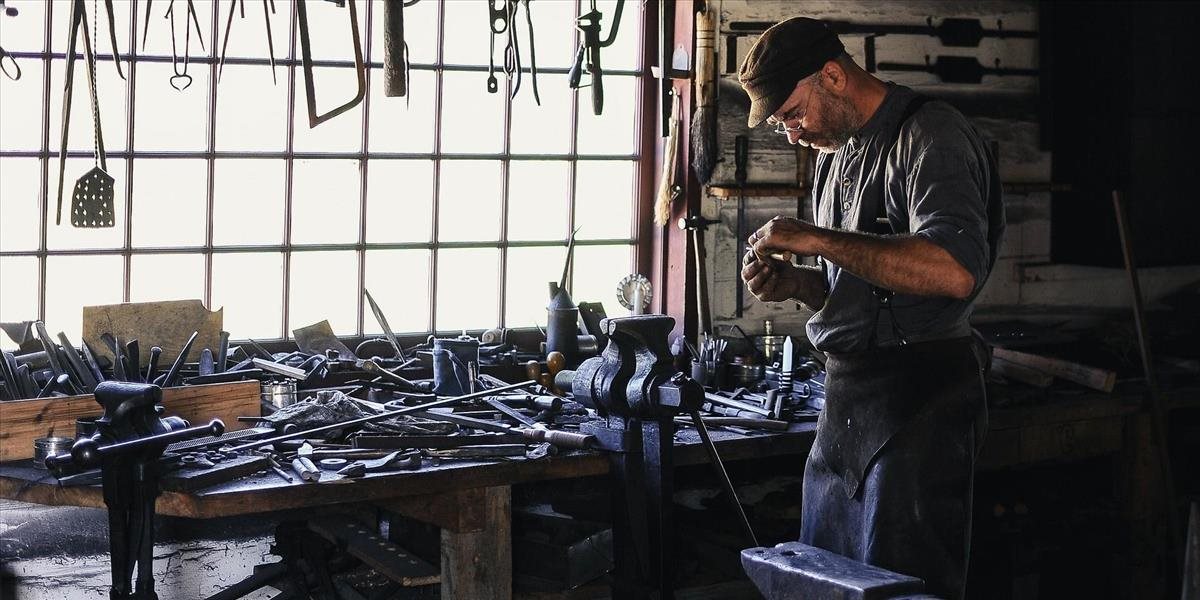 NEDEĽNÉ ZAMYSLENIE: Boh drží vo svojej moci kladivá, pílky, kvety aj srdcia