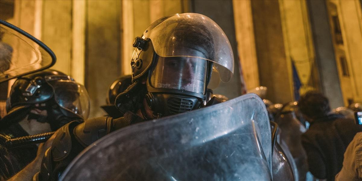VIDEO: Korziku sužujú násilnosti. Demonštranti podpálili policajnú stanicu a vyrabovali banku