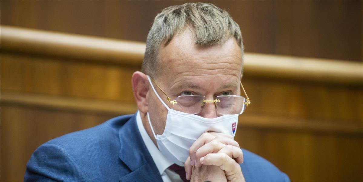 Polícia zasahovala pred parlamentom! Ozbrojený muž sa chcel stretnúť s Borisom Kollárom