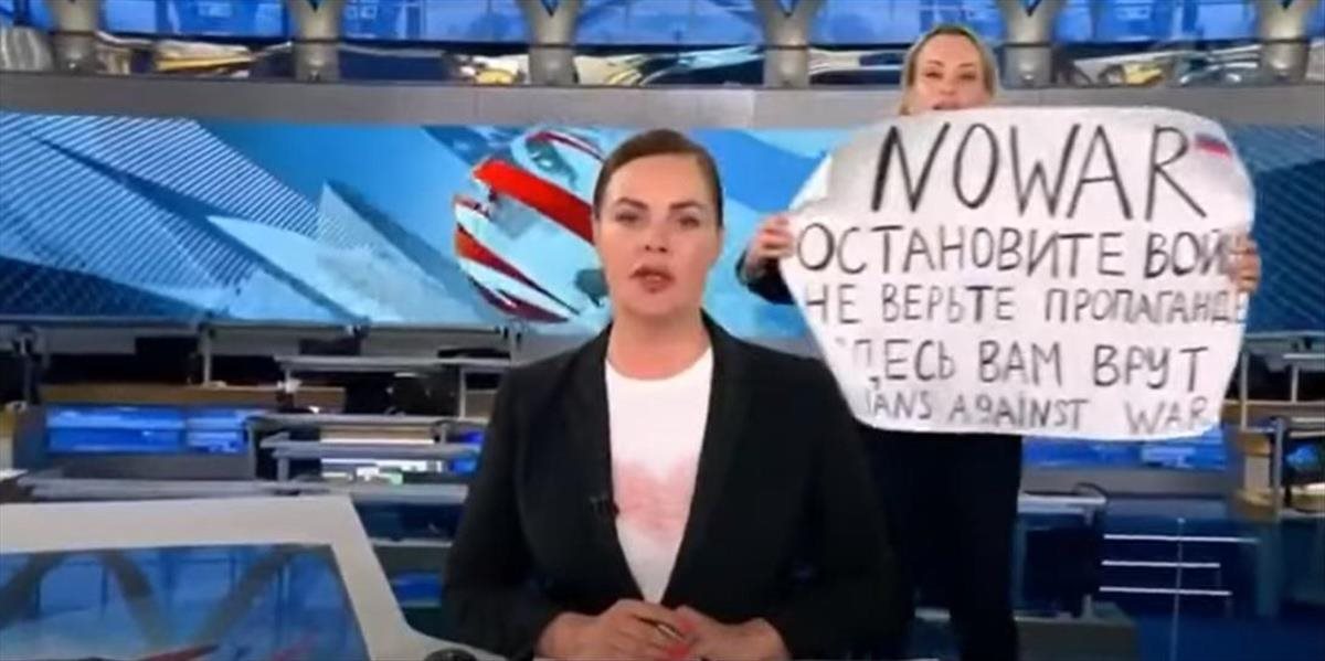 AKTUALIZÁCIA: Moskovský súd udelil pokutu novinárke s protivojnovým plagátom