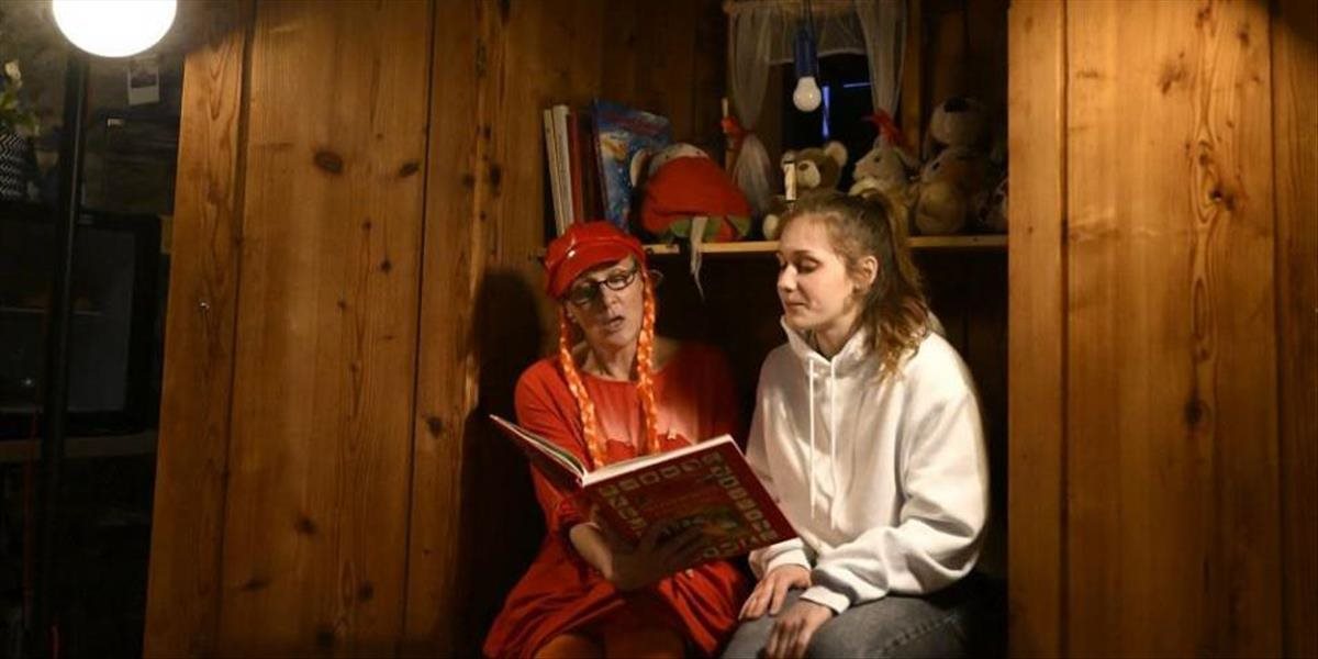 Ukrajinské deti počúvajú pod Trenčianskym hradom rozprávky v rodnom jazyku