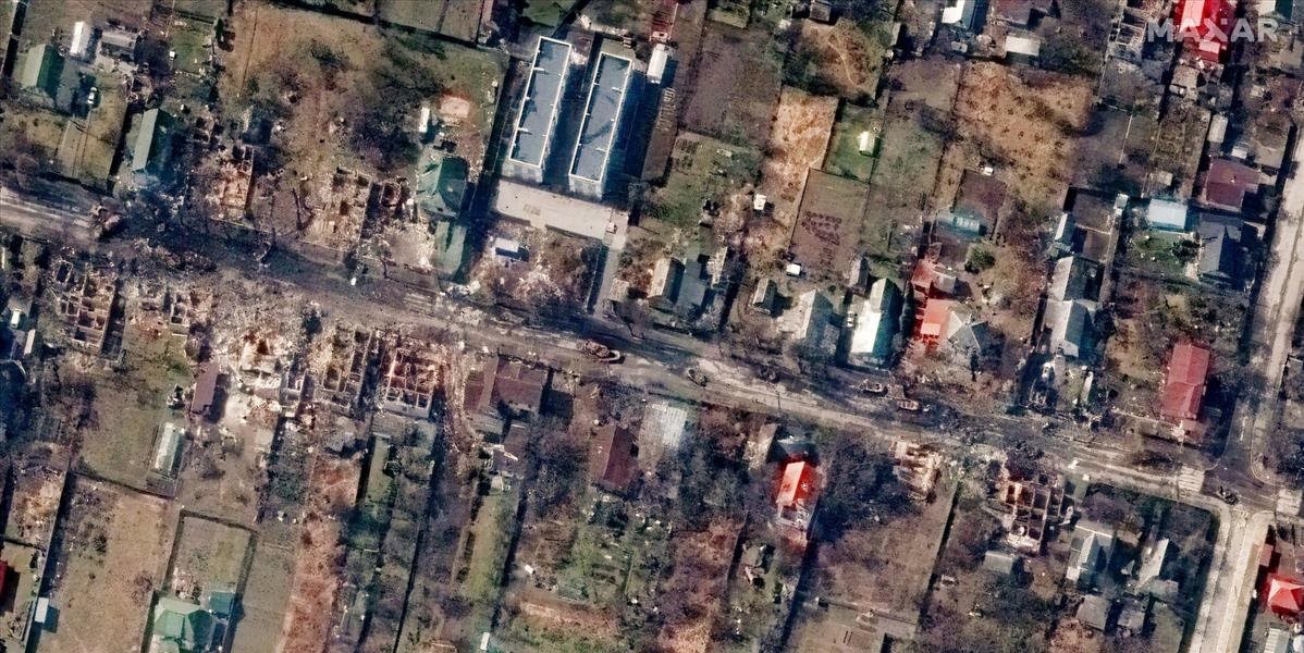 Družicové snímky dokazujú prítomnosť tiel civilistov v Buči už niekoľko týždňov