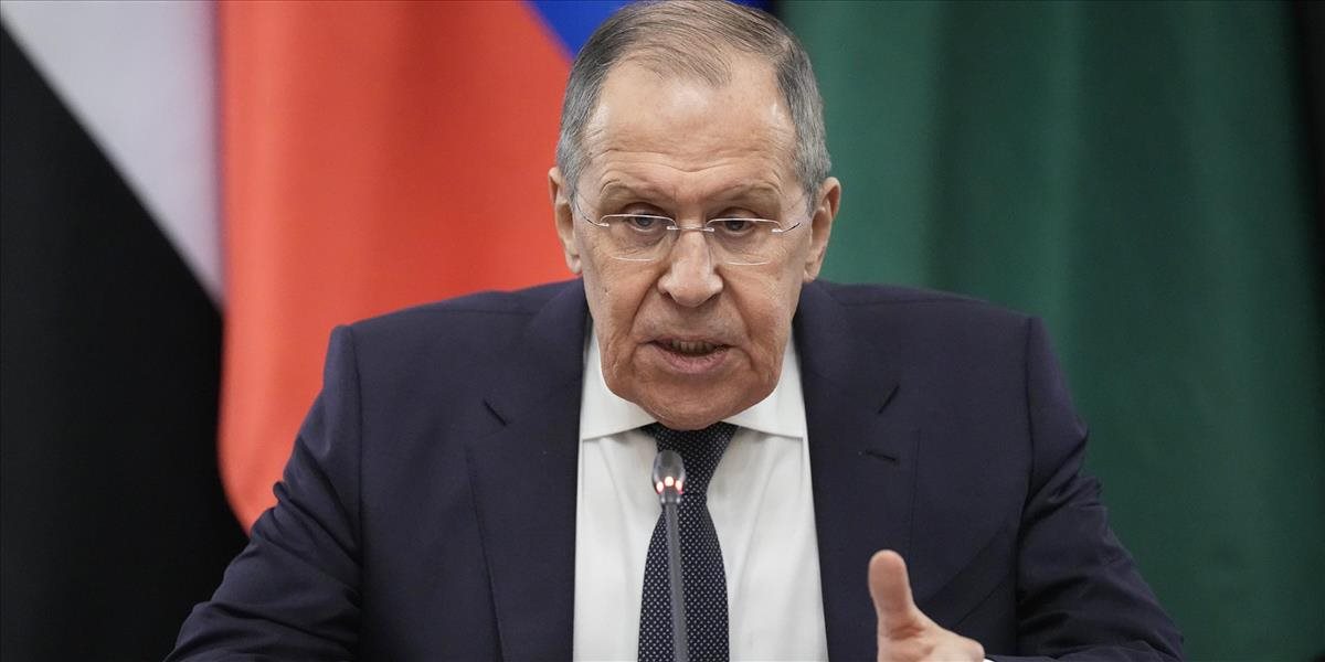 Rusko nepozastaví pre mierové rokovania svoju vojenskú operáciu, uviedol Lavrov