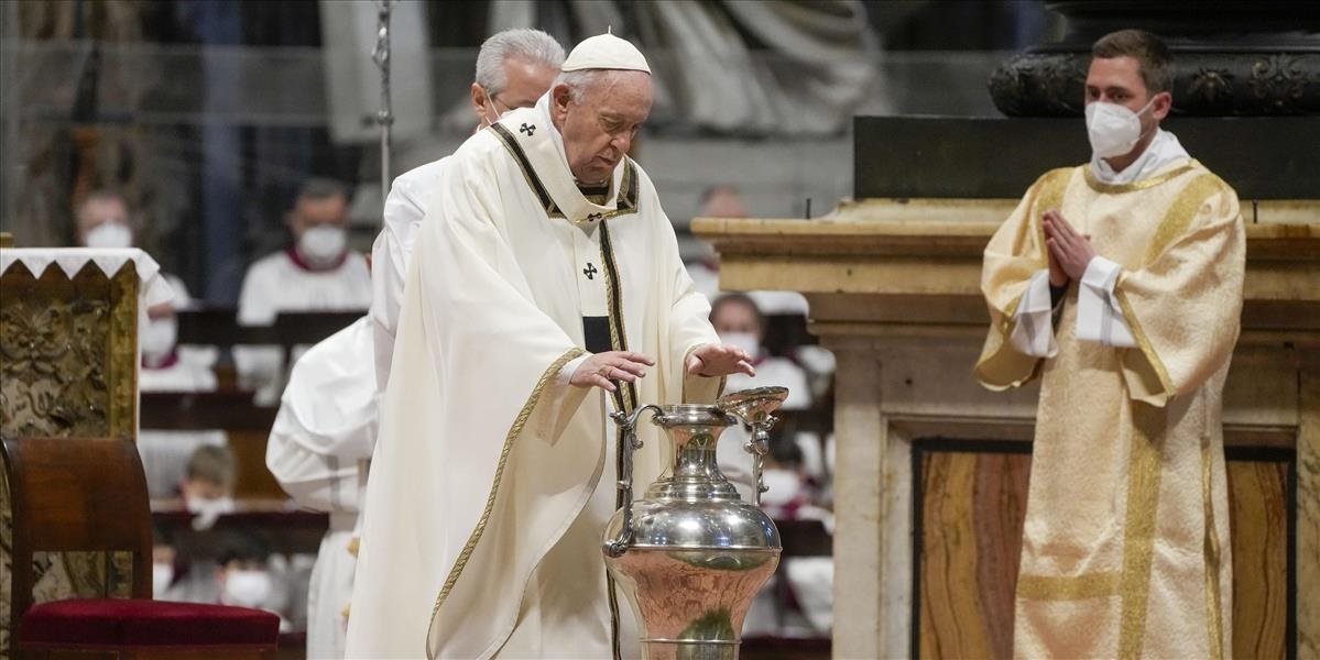 Pápež na Zelený štvrtok slávil omšu svätenia olejov, neskôr umyje nohy väzňom