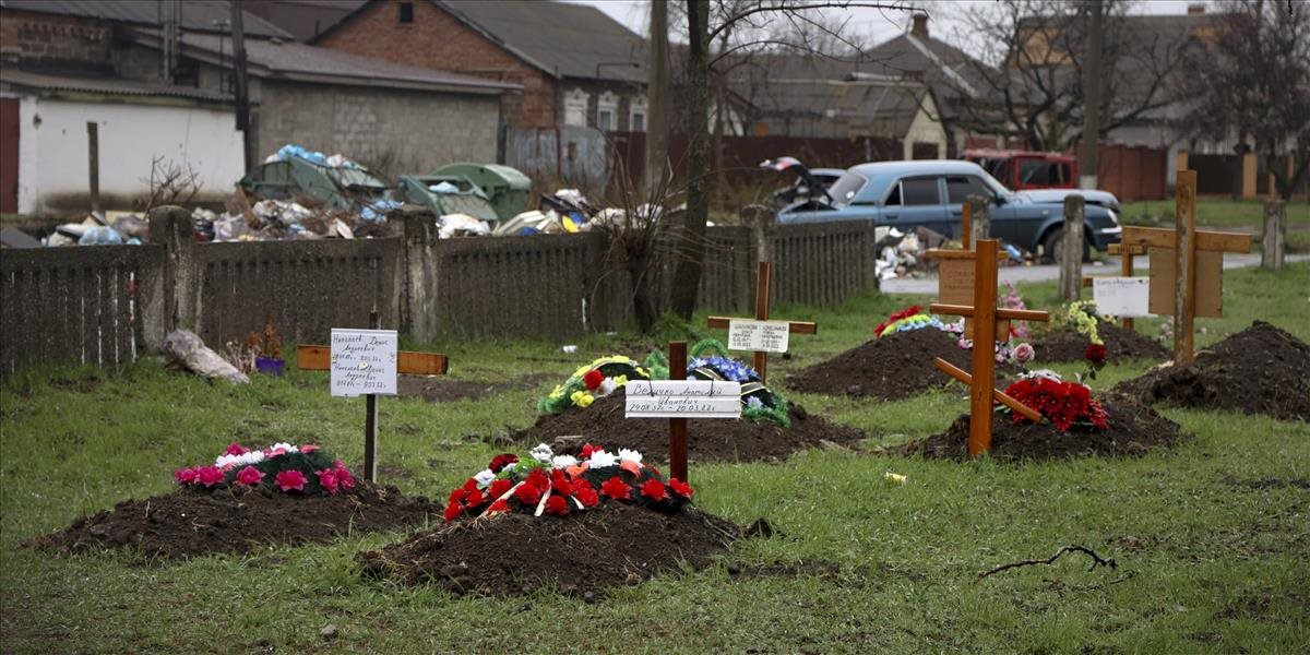 Rusi vykopávajú mŕtve telá, tvrdí Kyjev. Čo s nimi budú robiť?