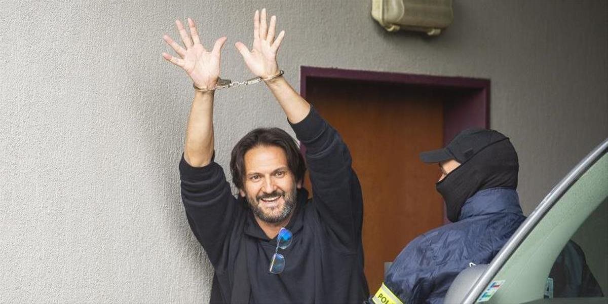 FOTO: Obvinený Robert Kaliňák v putách pózoval novinárom a kričal, že Matovič je zbabelec
