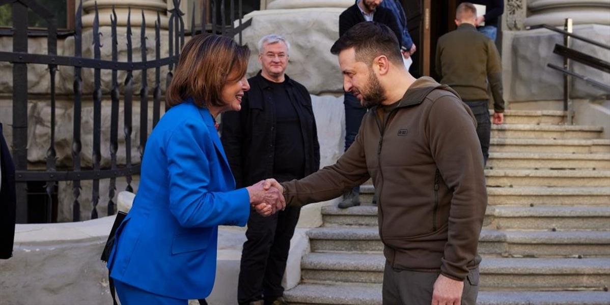 Pelosiová navštívila Kyjev, stretla sa so Zelenským