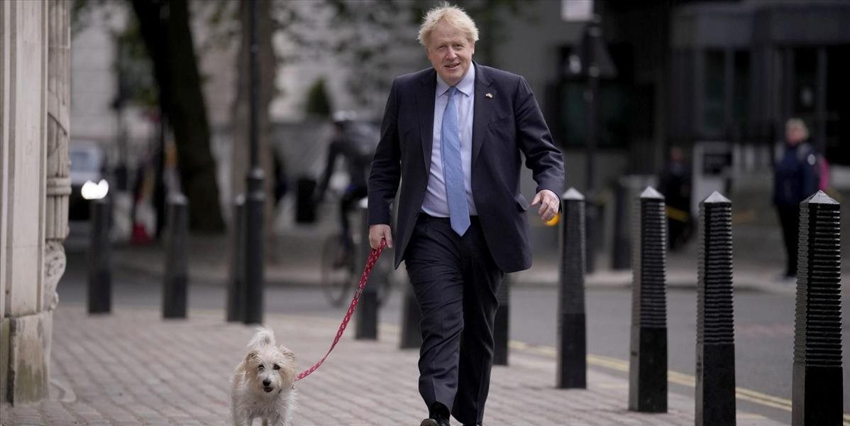 Starmer s manželkou odvolil v severnom Londýne. Johnson prišiel hlasovať so svojím psom