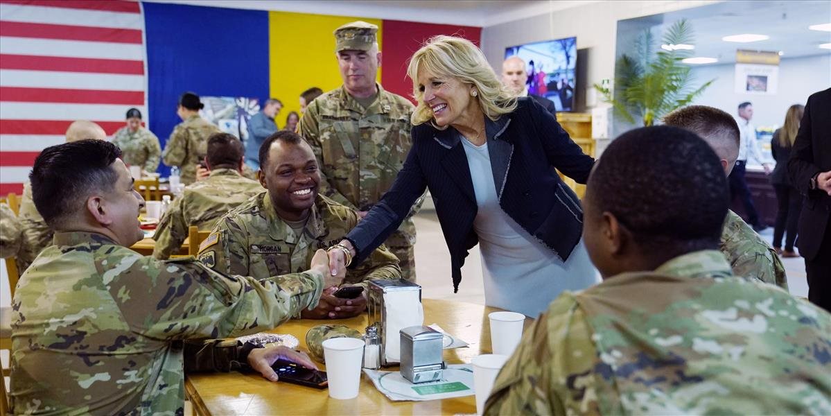 Jill Bidenová potešila amerických vojakov nevšedným darčekom
