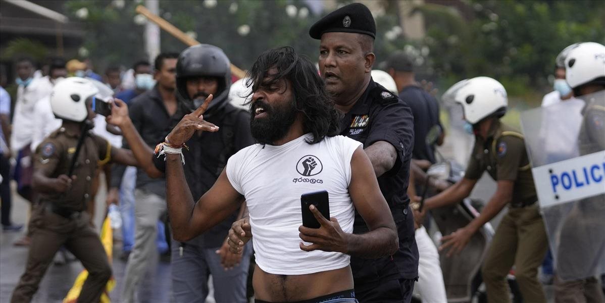 VIDEO: Peklo na Srí Lanke! Demonštranti vypálili politikom domy a zaútočili na expremiéra