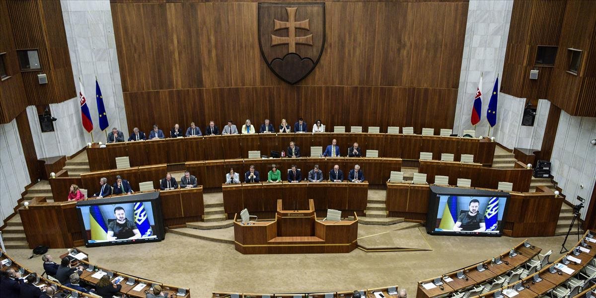 AKTUALIZÁCIA: Volodymyr Zelenskyj sa prihovoril poslancom v slovenskom parlamente