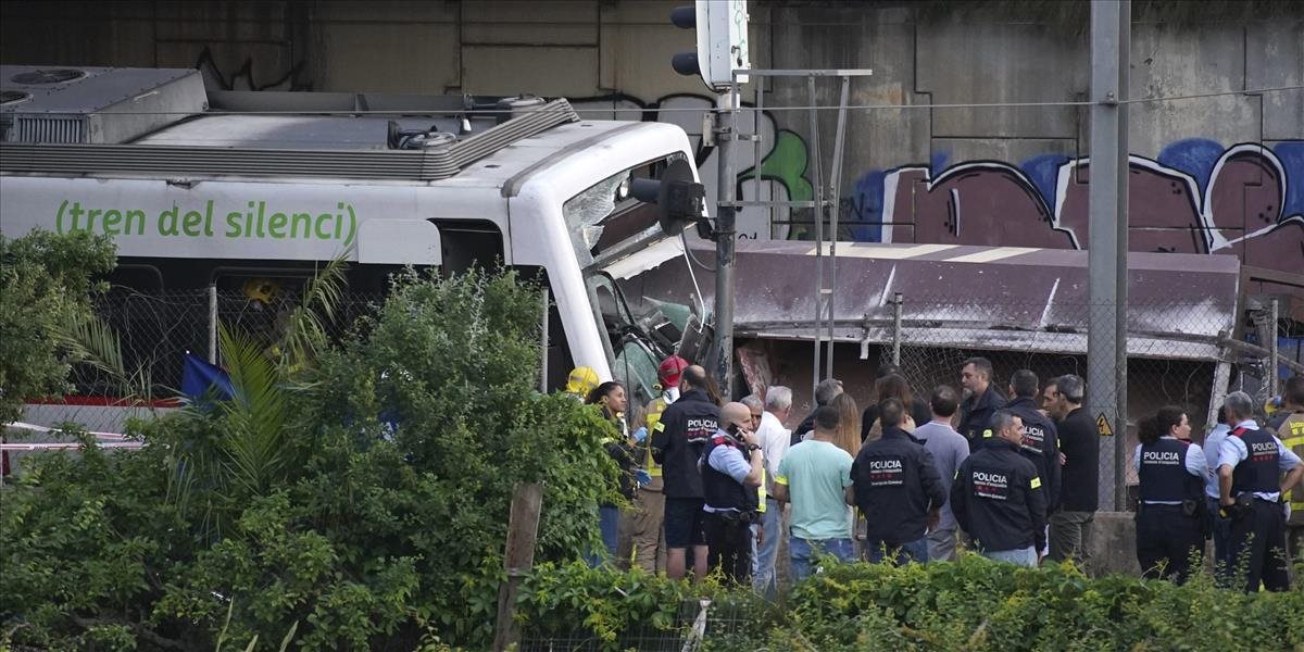 Pri čelnej zrážke vlakov zahynul rušňovodič, 85 ľudí je zranených!